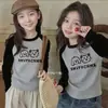 Camiseta de manga larga de algodón puro con bloques de color de dibujos animados para niñas, nuevo estilo primavera y otoño 2026, camiseta básica de manga raglán para niños medianos y grandes, top de moda