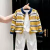 Ropa infantil coreana 2026 colección otoño/invierno nueva: Cárdigan de punto a rayas amarillas, suéter para niños y pantalones de pierna recta, un conjunto de dos piezas