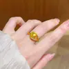 Anillo Abierto de Doble Pista con Incrustaciones de Diamantes y Perla Ojo de Gato, Oro Arena que Conserva el Color, Anillo de Lujo Ligero y Elegante, Joyería al por Mayor para Transmisiones en Vivo