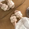 Sandalias de suela gruesa para mujer para el verano de 2024, nuevas sandalias con lazo, zapatos de playa de tacón alto de moda, versátiles de suela blanda