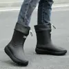 Botas de chuva de borracha masculinas de cano médio com punhos, impermeáveis para exterior, antiderrapantes, resistentes ao desgaste, adequadas para pesca, trabalho e uso na cozinha, sapatos de borracha estilosos