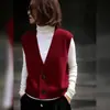 Chaleco tejido rojo de cuello en V vintage superpuesto con un top rojo elegante de Año Nuevo, chaleco casual de nicho de principios de la primavera de 2026