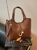 Bolsa transversal de ombro único estilo minimalista de alta qualidade para mulheres, bolsa tipo balde com textura de couro macio, nova bolsa de mão versátil e elegante 2026