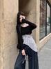 Camiseta Negra de Manga Larga con Botones, Hombros Descubiertos y Camisola Interior Asimétrica con Escote Halter, Traje de Moda Otoñal para Mujer