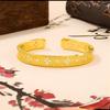 Tienda de Oro Mismo Estilo Trébol de Cuatro Hojas Punto Diamante Brazalete Abierto Oro Arena Alta Gama Personalizado Brazalete de Diamantes Joyería de Mano Versátil