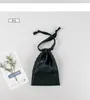 Bolsa de Tela de Satén de Seda Simulada Sedas y Satines Seda Artificial Lisa Bolsa Pequeña de Tela Cierre de Cordón Bolsillo con Solapa Bolsa de Embalaje para Pantalones