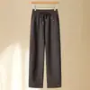 Novos estilos de outono e inverno para mulheres de meia-idade e idosas: calças forradas com fleece e cós elástico, calças cigarette estilo mom, padrão espinha de peixe, calças casuais cropped