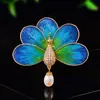 Broche Colgante Cola de Pavo Real de Color Degradado, Broche de Flor de Terciopelo de Patrimonio Cultural Inmaterial con Perla de Agua Dulce, Accesorio para Abrigo de Banquete de Bodas