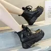 Botas Martin femininas de couro macio com forro de fleece, botas curtas, novo estilo outono/inverno 2026, sapatos de sola grossa que aumentam a altura para mulheres baixinhas, botas de cano alto de algodão
