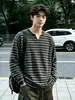 Camiseta Retrô Versátil de Manga Longa Outono Listrada Gola Henley Marca Tendência Estilo Coreano Masculino Moda Casual Simples Top Masculino