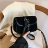 Bolsa transversal de nicho super popular para mulheres no outono e inverno de 2026, nova bolsa vintage de couro fosco sob o braço, bolsa de ombro tipo sela