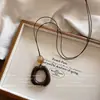 Collar Colgante de Madera Hueco Irregular Largo Retro para Mujer Moda de Diseño de Nicho Cadena Larga de Suéter de Gama Alta