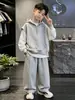 Conjunto de sudadera para niño 2026 primavera y otoño nuevo chaleco con capucha pantalones casuales conjunto de tres piezas para niños mayores atuendo de otoño moderno
