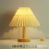 Luminária de Mesa Plissada para Hospedagem Nórdica Transfronteiriça Luminária Decorativa de Cabeceira Quarto Dormir Popular na Internet Estilo ins Lâmpadas Simples de Madeira Maciça