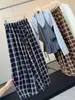 Pantalones de pierna ancha a cuadros retro para mujer, nuevo estilo otoño 2026, adelgazantes, holgados, casuales, versátiles, pantalones casuales de nueve puntos