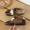 Jialuoya Aumento de Altura Interno Solado Grosso Confortável Estampa de Leopardo Bloco de Cores Tênis de Treino Alemão Feminino Outono Novo Retro Versátil Sapatos Femininos