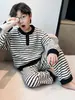 Pijama Infantil Masculino Outono/Inverno 2026 Novo Estilo Manga Longa Espessado Listrado Pulôver Conjunto para Casa Roupas de Inverno