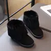 Botas de neve para meninas, novo estilo de inverno 2026, sapatos infantis espessos e quentes, forrados com fleece, botas curtas da moda
