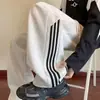 Pantalones de chándal a rayas de bloques de color, forrados de forro polar para otoño e invierno, pantalones de pierna ancha modernos estilo americano, holgados, casuales, de moda, deportivos, versátiles