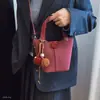 Accesorio de bolso de invierno 2026, terciopelo exquisito estilo coreano y japonés, bolso tipo cubo de gamuza, bolso de mano de un solo hombro a la moda, modelo nuevo de felpa simple