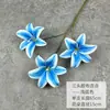 Lirio de Cinta de Tres Cabezas Flor Artificial Flor Falsa para el Hogar Venta al por Mayor Transfronteriza Decoración Arreglo para Salón de Bodas Hotel Decoración Suave Venta al por Mayor