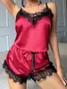 Ai Yufei ofrece al por mayor conjuntos sexys de dos piezas de encaje, incluyendo tops tipo camisola y shorts con ribetes de encaje multicolor, perfectos para ropa de estar en casa.