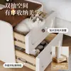 Mesita de noche ultradelgada con un diseño único en un estilo crema de nicho para uso doméstico en el dormitorio, nuevo modelo 2026, pequeño mueble de noche vintage de madera maciza