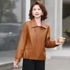 Moda de Otoño Qiaoyaying: Chaqueta Corta para Mujeres de Mediana Edad y Mayores, Elegante Abrigo de Cuero Estilo Motero con Cuello Solapa para Madres