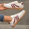 Venta al por mayor de fabricante de zapatillas deportivas casuales con cordones de nuevo estilo 2026, zapatillas de malla, zapatos de entrenamiento alemanes de suela plana para mujer, zapatos de mujer