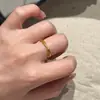 Anel de Banda Liso com Cruz de Ouro Banhado a Ouro 24K Retenção Forte de Cor Design Retro de Luxo Leve Anel Exquisito para o Dedo Indicador