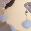 Brincos de Pelúcia Floco de Neve de Natal Atmosféricos, Modernos e Versáteis, Estilo de Nicho, Macios e Fofos, Adequados para o Dia a Dia