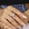 Anillo de diamantes en forma de X con personalidad simple, de venta caliente transfronteriza, estilo europeo y americano, diseño geométrico irregular, acero de titanio chapado en oro de 18 quilates.