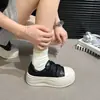Zapatos Blancos Nuevos para Mujer Zapatos de Cuero Versátiles Zapatos de Plataforma para Mujer Zapatos Deportivos Aumentadores de Altura Estilo Casual con Suela Gruesa Modelo 2026 Niño Otoño Suave
