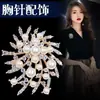Broche de cristal de luxo leve de alta qualidade para mulheres, broche de lapela de moda simples, acessórios de vestuário, broche de pérola, fabricantes atacadistas