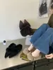¡Media zapatilla elegante, esponjosa y que aumenta la altura! Zapatillas de mujer estilo mule, con hebilla fina, ante, punta fina, destalonadas y fáciles de poner.