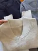 Suéter de punto sin mangas con cuello en V color albaricoque para mujer, nuevo estilo otoño e invierno 2026, adecuado para usar en capas o solo, top de punto ajustado
