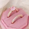 Anillo de Luz Simple de Personalidad Europea y Americana Transfronteriza, Combinación Versátil, Anillo de Lujo en Polvo Cuadrado, Diseño de Anillo Apilado r7489