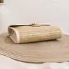 Bolsa Pequena de Palha Trançada, Bolsa Pequena Feminina Moderna e Versátil, Bolsa Quadrada Pequena Trançada, Bolsa com Corrente e Franjas de Novo Estilo no Atacado