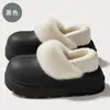 Novas pantufas de algodão de inverno para mulheres, com design antiderrapante, forro de fleece para aquecimento, construção espessa e material impermeável. Também disponível em estilo casal e para homens, feito com algodão EVA