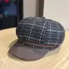 Gorra octogonal retro de cuadros estilo británico, gorra de otoño para mujer, con una hebilla que hace que la cara parezca más pequeña, una gorra de boina versátil y una boina de moda