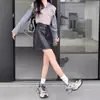 Saia de couro preta, novo estilo outono/inverno feminino, versátil de cintura alta, modeladora, saia curta de couro PU, evasê, justa ao corpo, adequada para baixinhas