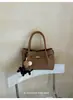 Bolso Pequeño Retro Otoño e Invierno Mujer 2026 Nuevo Estilo Moda Versátil Bolso Cruzado Sensación de Alta Gama Bolso Tote Pequeño de Mano para Exteriores