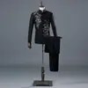 Terno Formal Masculino com Gola Alta, Roupa de Performance para Cantores, Estilo Jovem do Quatro de Maio, Embelezamento Floral e de Strass Tridimensional Dupla Face