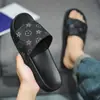 Chinelos Masculinos Estilo Europeu 2026 Verão Uso Externo Tamanho Grande Solado Macio Sandálias Slide Casuais para Exterior