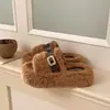 Chinelos de algodão casuais e estilosos, leves, chinelos de pelúcia para o inverno 2026 para mulheres, versáteis, com sola grossa, que aumentam a altura, novo estilo quente