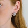 Aretes de botón redondos de margarita de frijol para mujer, estilo francés, retro, diseño de nicho, de alta gama, lujo ligero, elegantes, simples, combinables, aretes de hebilla para la oreja
