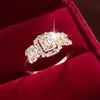 El nuevo anillo de caramelo de roca cuadrado geométrico de TEUM es una joyería de anillo para el dedo índice de cobre puro, de lujo ligero, de alta gama y a la moda para venta al por mayor transfronteriza