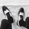 Sapatos Masculinos Brogue em Couro Esculpido, Estilo Britânico Retro Casual para Primavera e Outono, Tamanho Grande Bico Fino Sapatos de Casamento que Aumentam a Altura