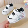 Nova Coleção Primavera/Outono 2026 Sapatos Andador para Bebê Meninas Meninos Sapatos Brancos Superfície de Couro Tendência Desenho Animado Cano Baixo Sapatos de Prancha