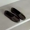 Sapatilhas femininas de pele de carneiro com estampa de leopardo, bico redondo e laço, sapatos baixos femininos estilo ballet de bico fino, novos mocassins femininos 2026